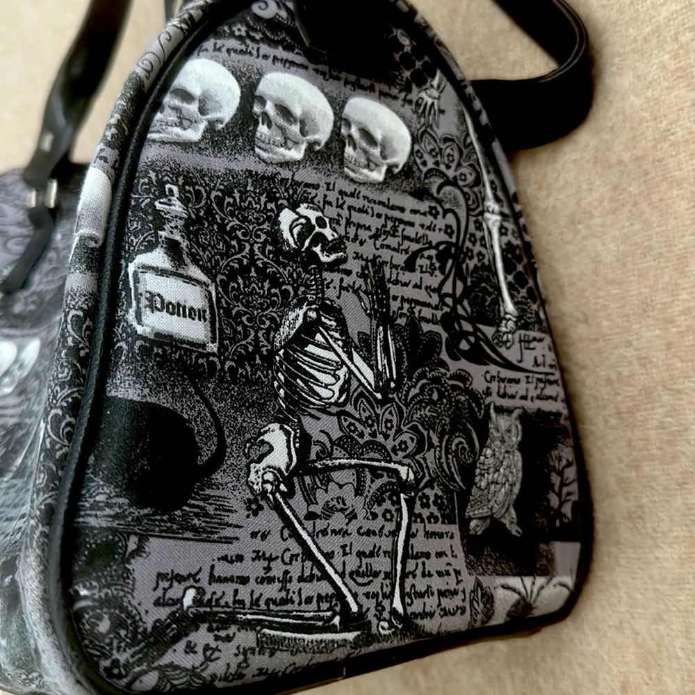 Y2K RARE SKULL 💀 POTION SATCHEL IN GREAT CONDITION - Picture 2 of 7